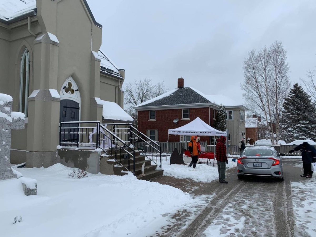 St. Mark’s, Orangeville organized a Christmas Day drive/walk-through lunch for pick-up by community members in need of a Christmas meal. Photo: Archdeacon Peter Scott